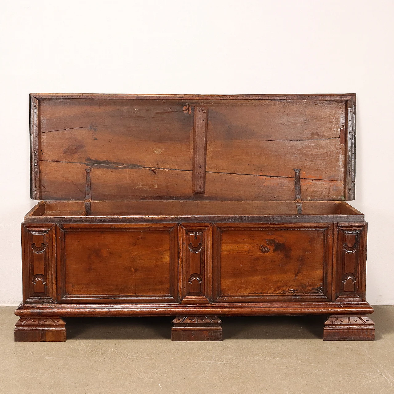 Walnut chest with carved faux pilasters and corbel feet, 18th century 4