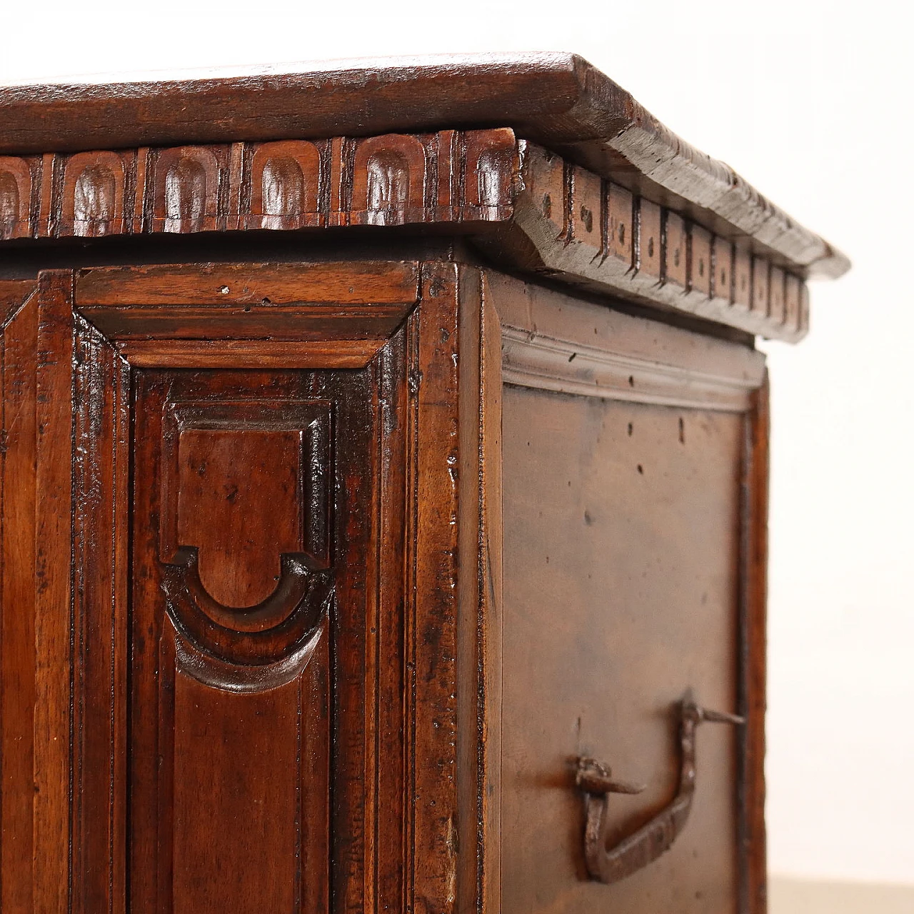Walnut chest with carved faux pilasters and corbel feet, 18th century 6