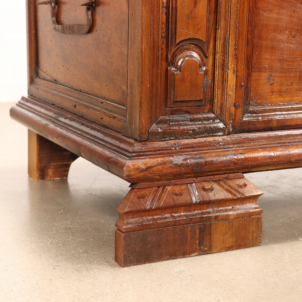 Walnut chest with carved faux pilasters and corbel feet, 18th century 7
