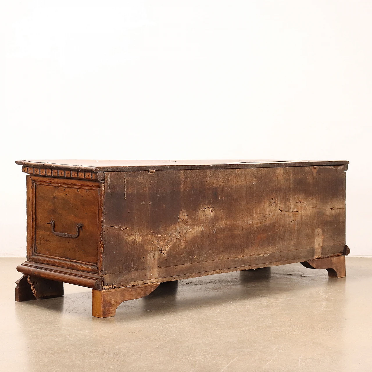 Walnut chest with carved faux pilasters and corbel feet, 18th century 9