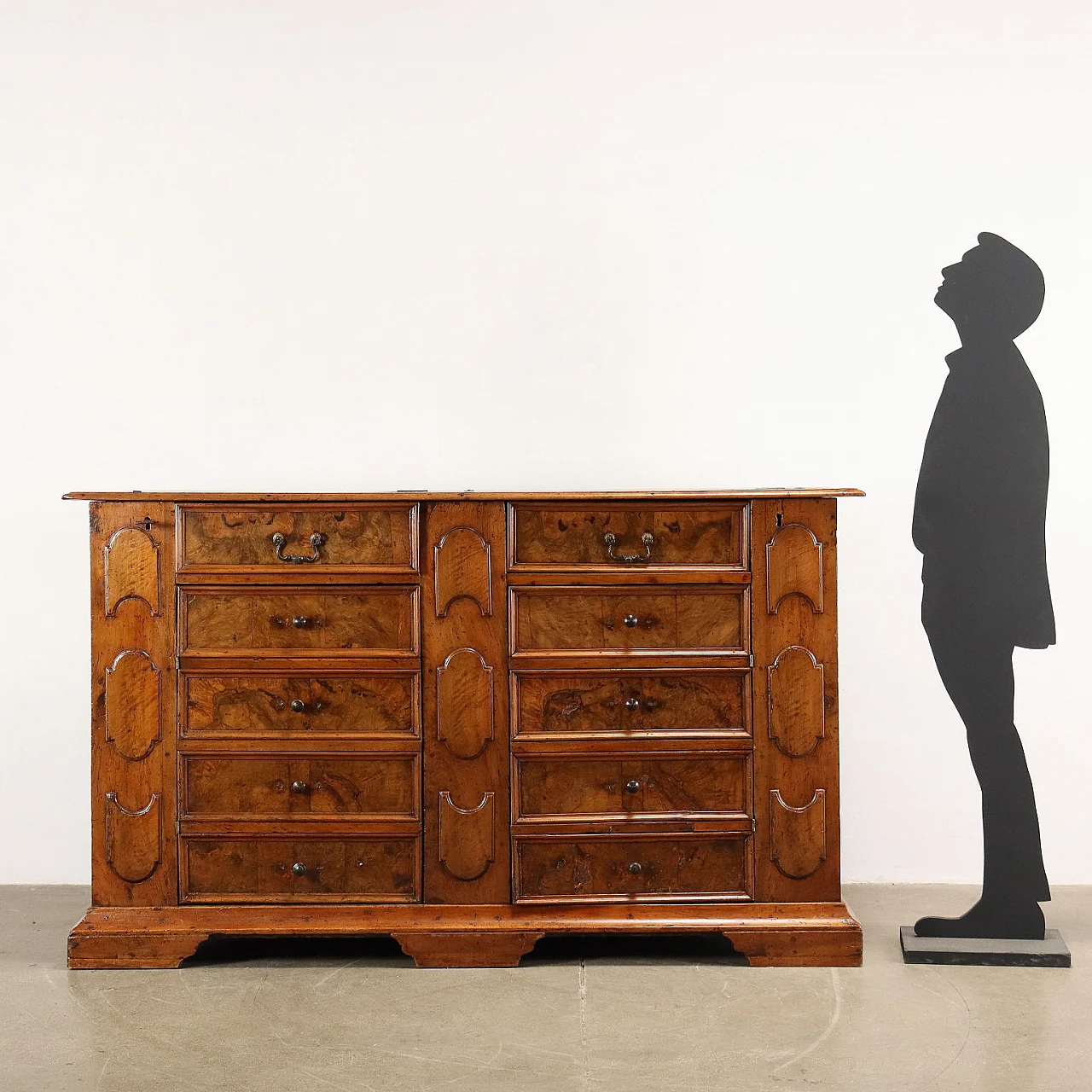Walnut sideboard with opening top, 18th century 2
