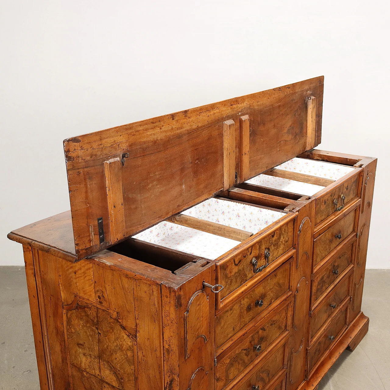 Walnut sideboard with opening top, 18th century 4