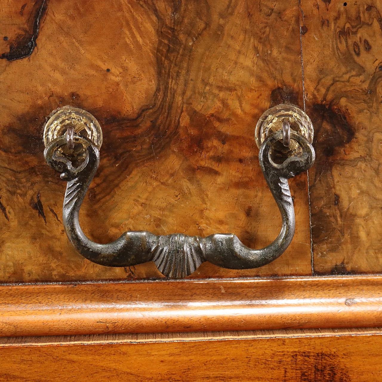 Walnut sideboard with opening top, 18th century 7