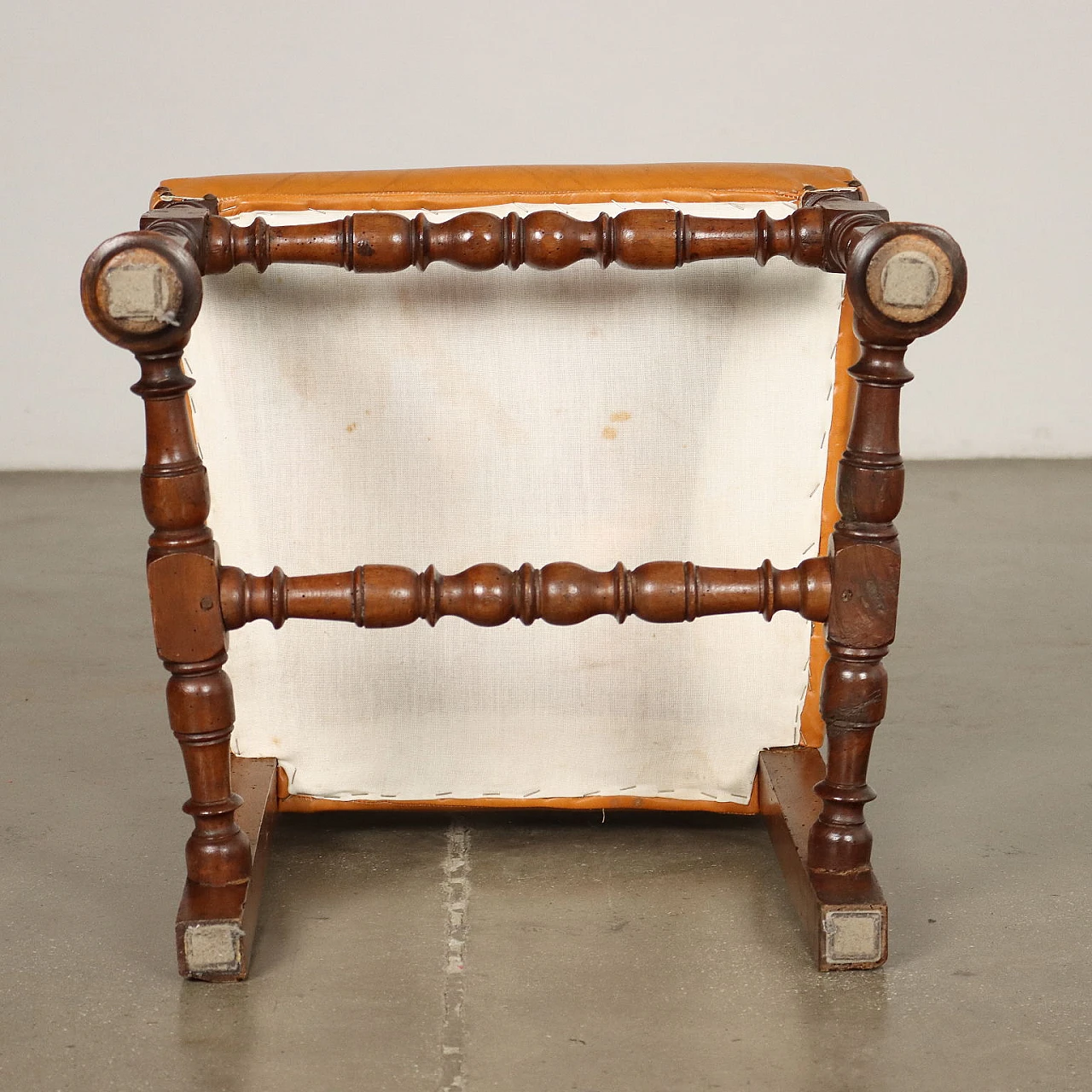 6 Baroque walnut spool chairs, early 18th century 10