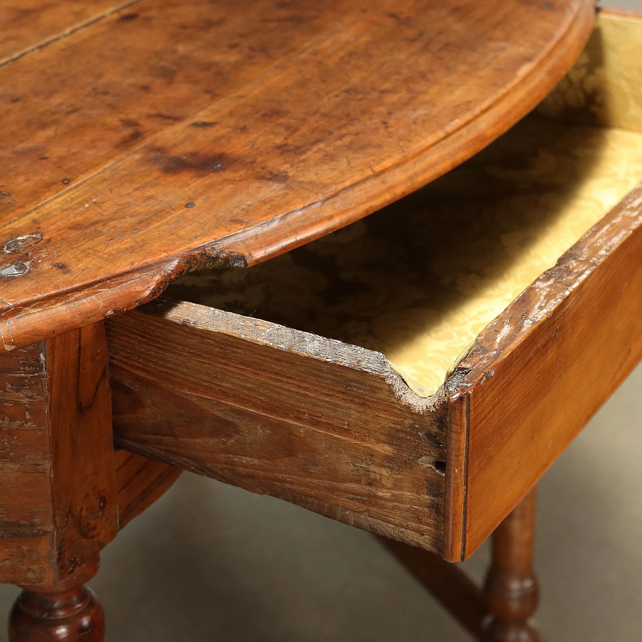 Shaped cherry console table, early 18th century 3