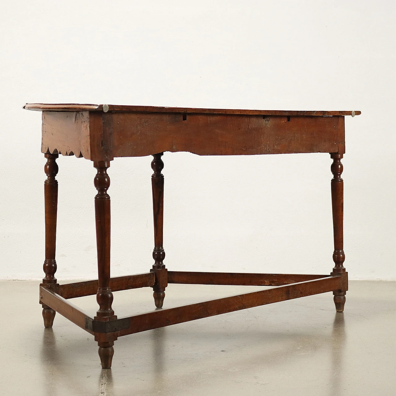 Shaped cherry console table, early 18th century 8