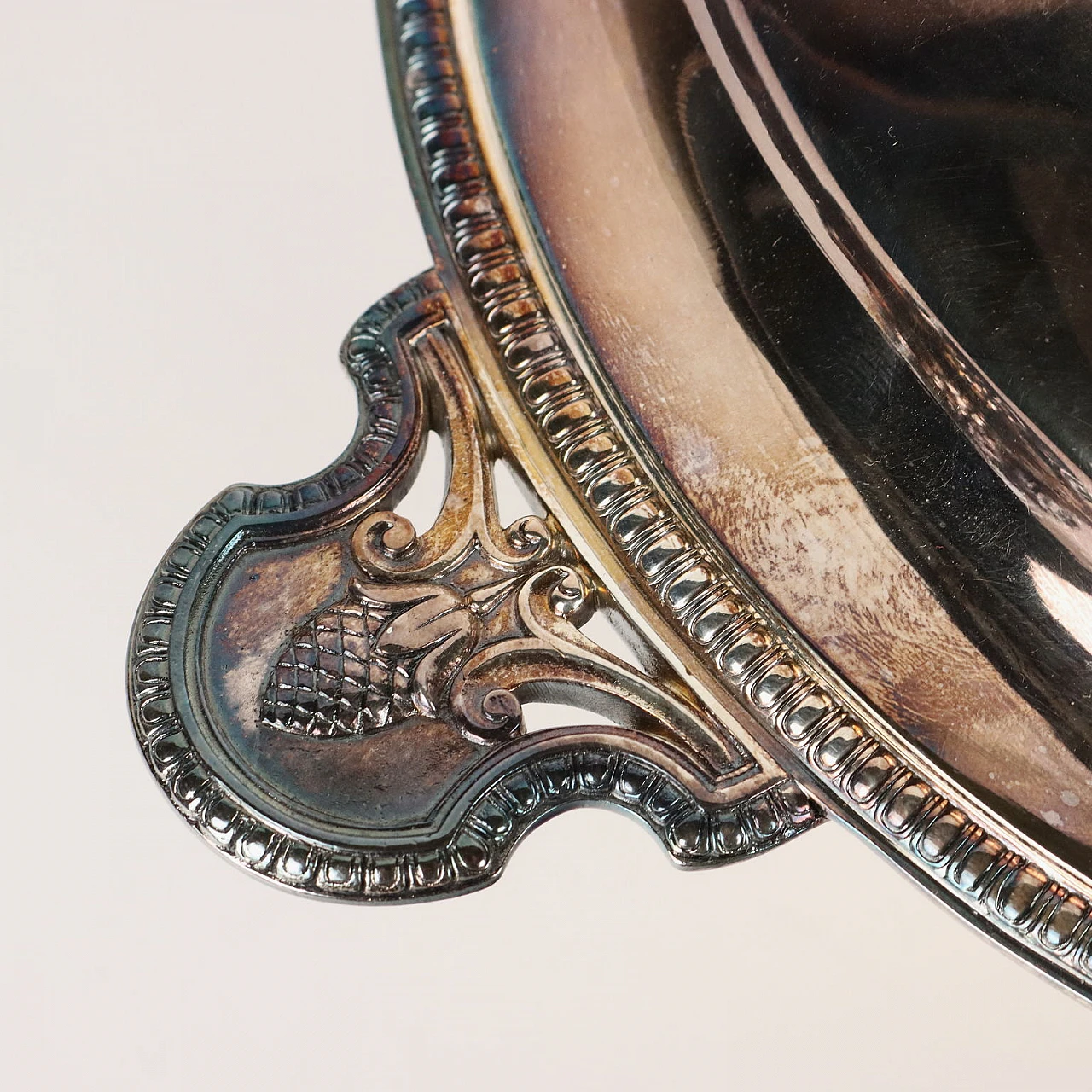 Legumiera in metallo argentato con presa a pigna di Christofle 6