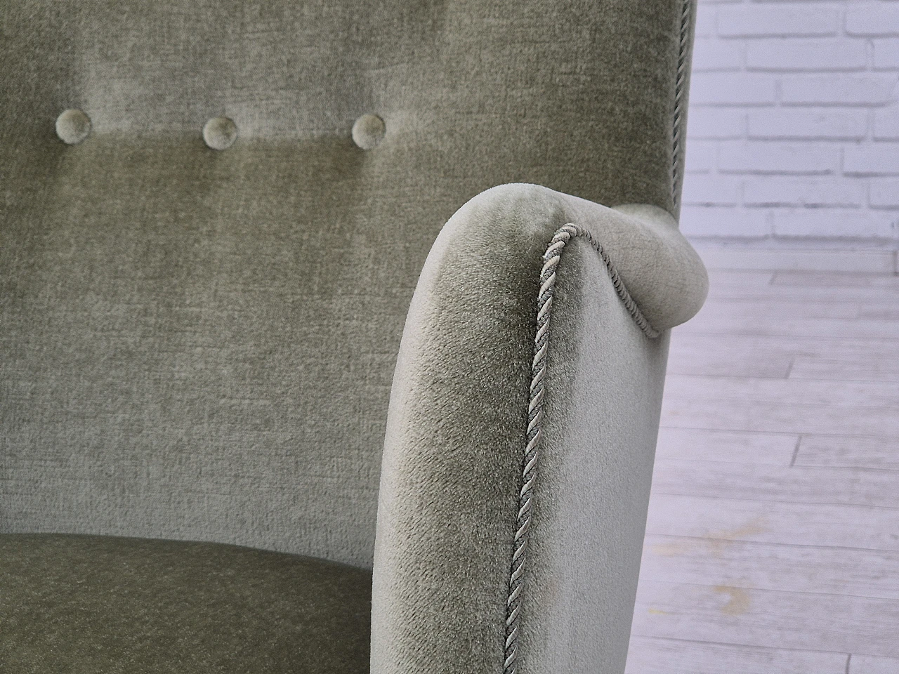 Poltrona danese con frange in velluto verde e faggio, anni '70 4