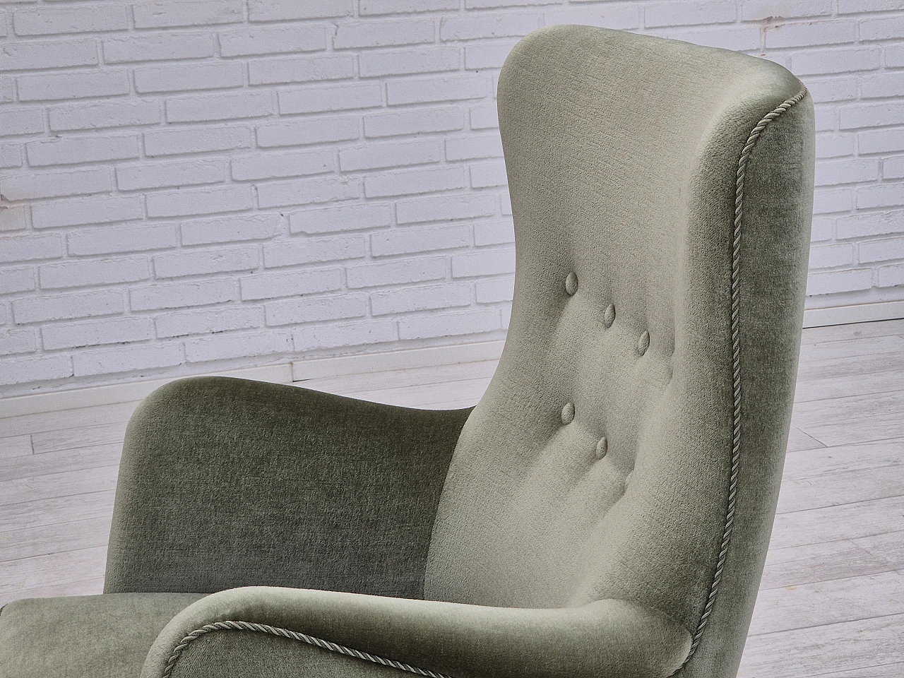 Poltrona danese con frange in velluto verde e faggio, anni '70 11