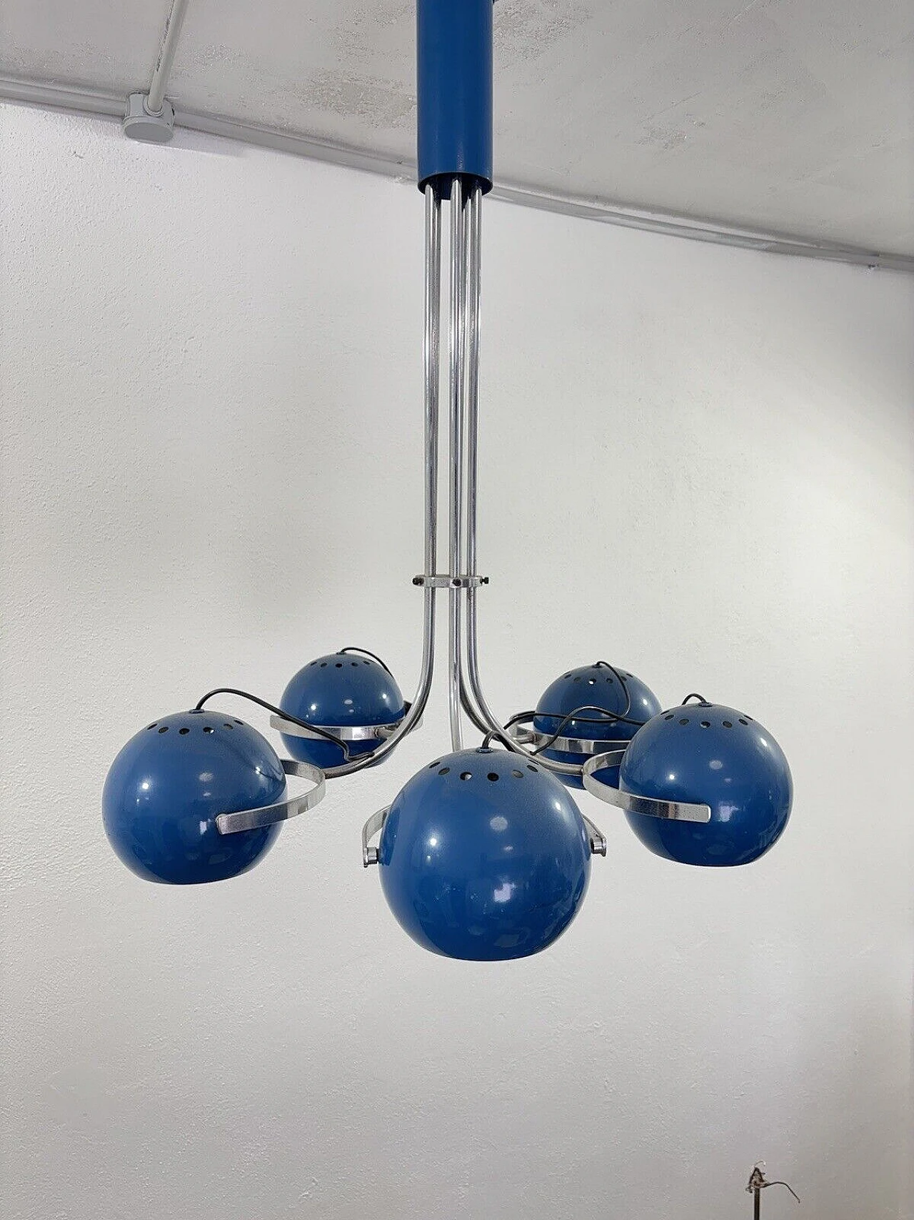 Space Age five-light blue enameled metal chandelier, 1970s 3