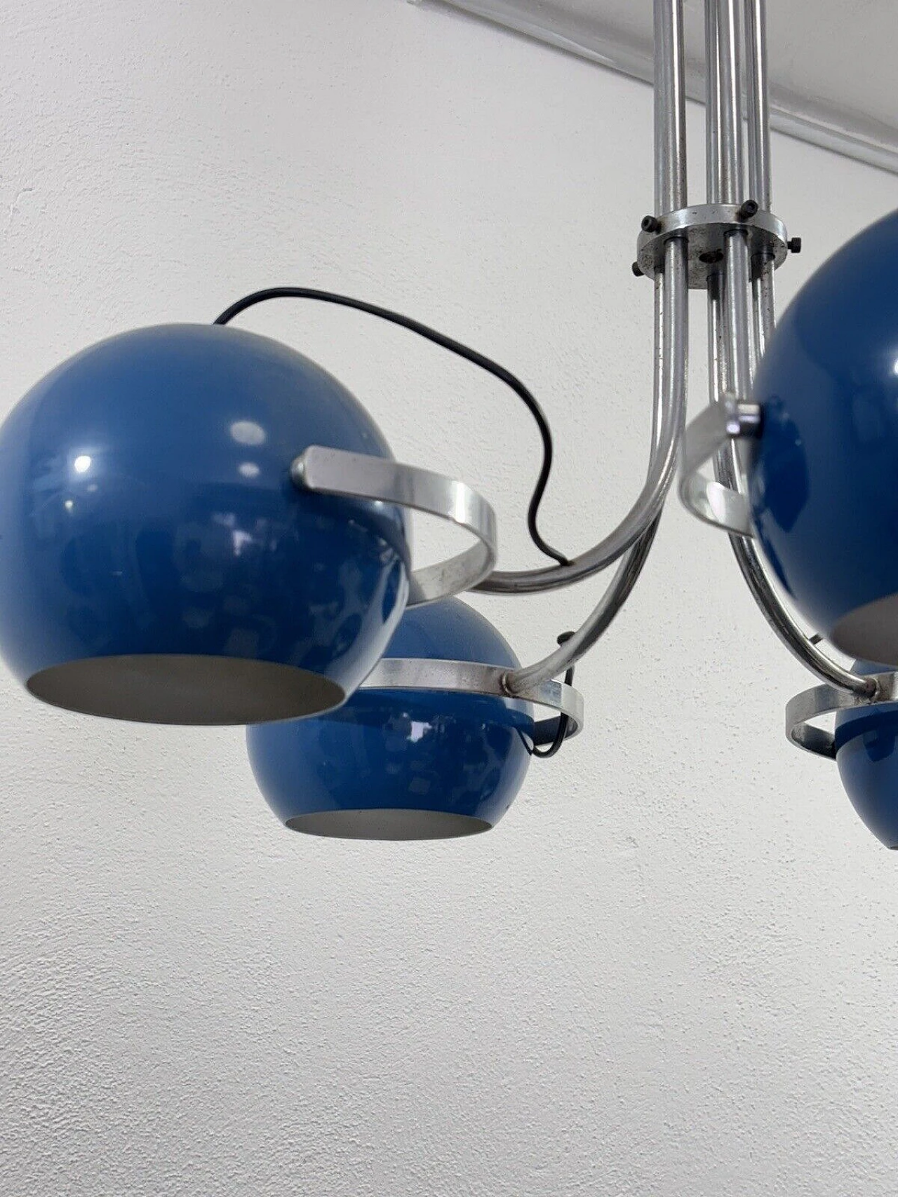 Space Age five-light blue enameled metal chandelier, 1970s 4
