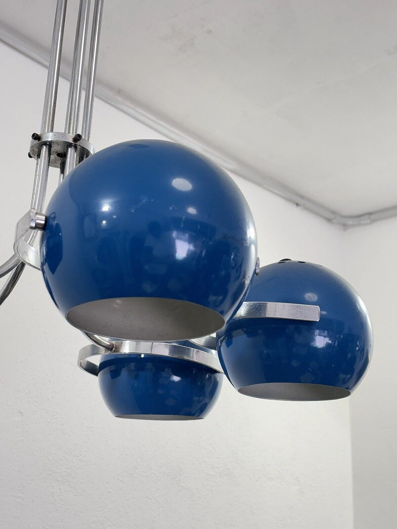 Space Age five-light blue enameled metal chandelier, 1970s 5