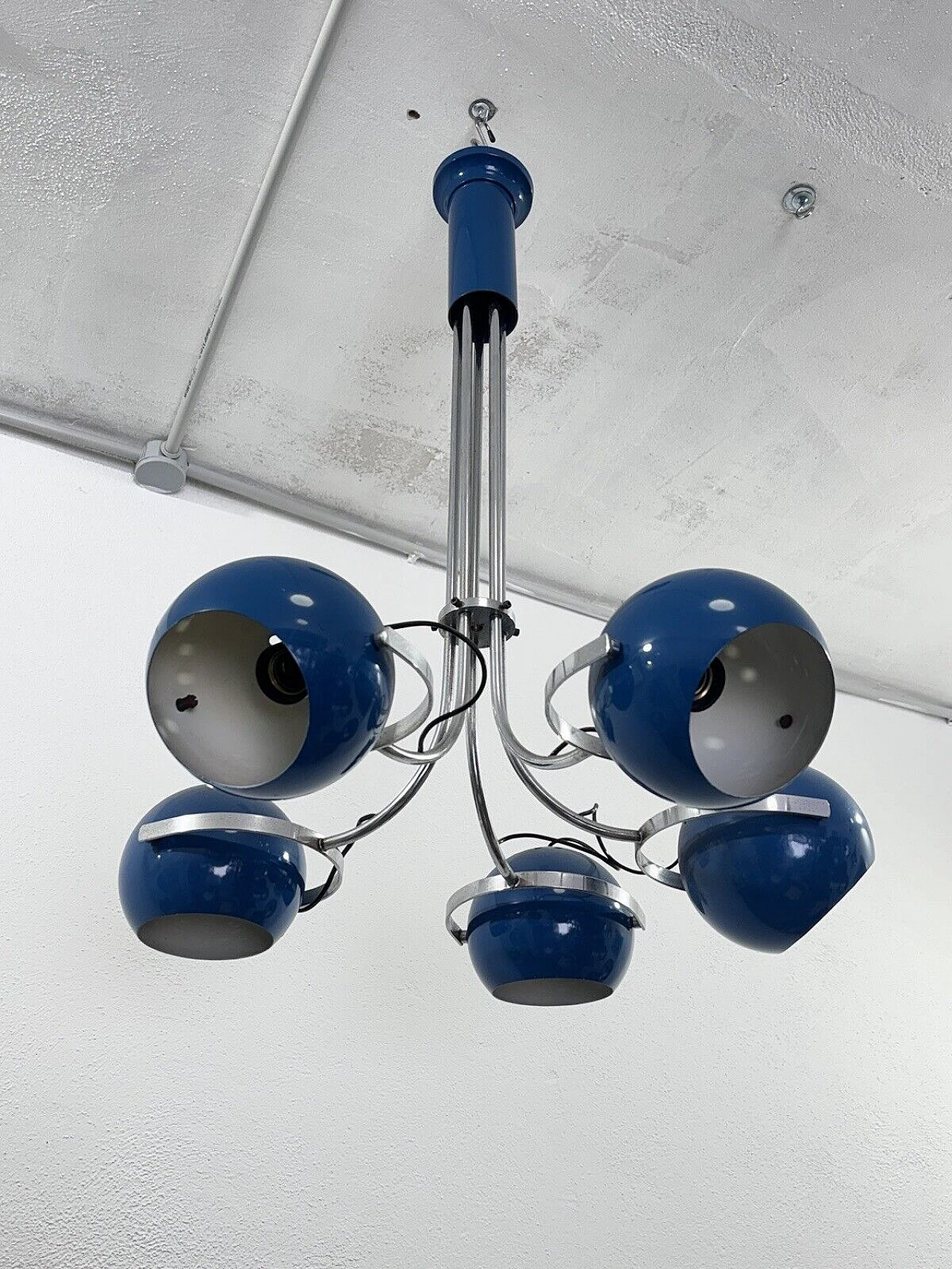 Space Age five-light blue enameled metal chandelier, 1970s 10