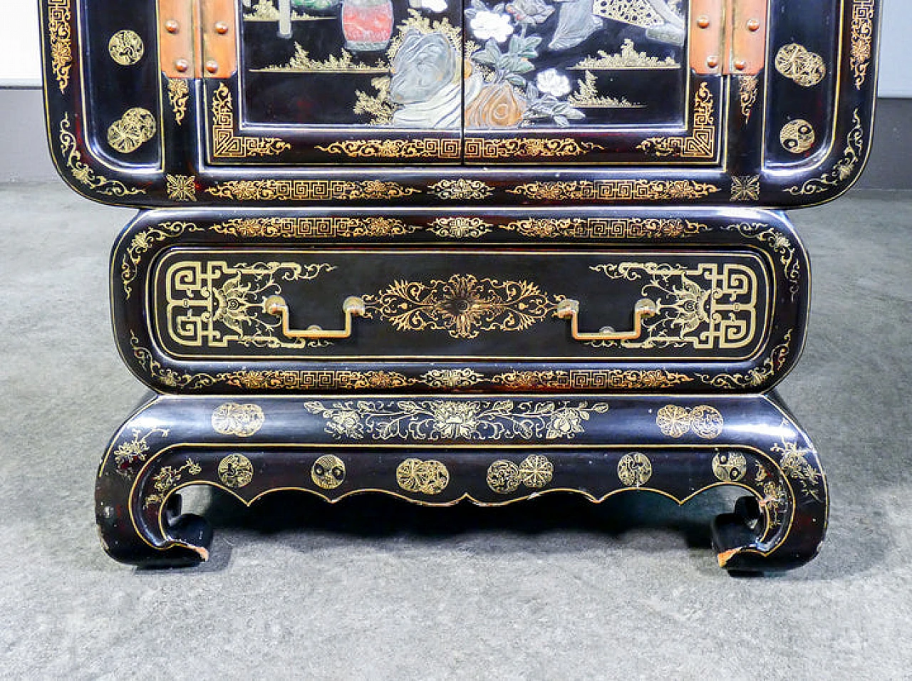 Credenza cinese in legno laccato, dipinto e intarsiato 15