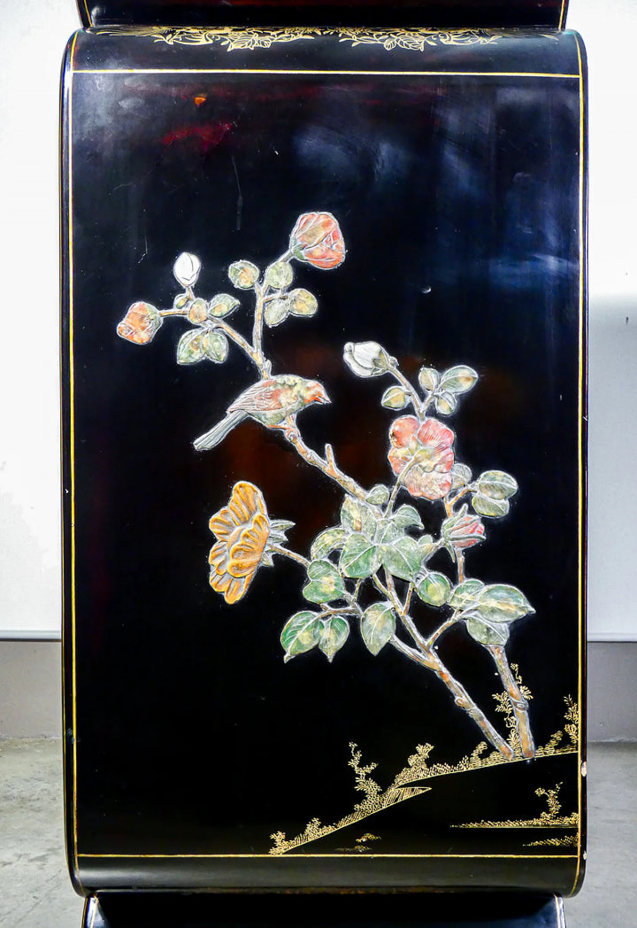 Credenza cinese in legno laccato, dipinto e intarsiato 17
