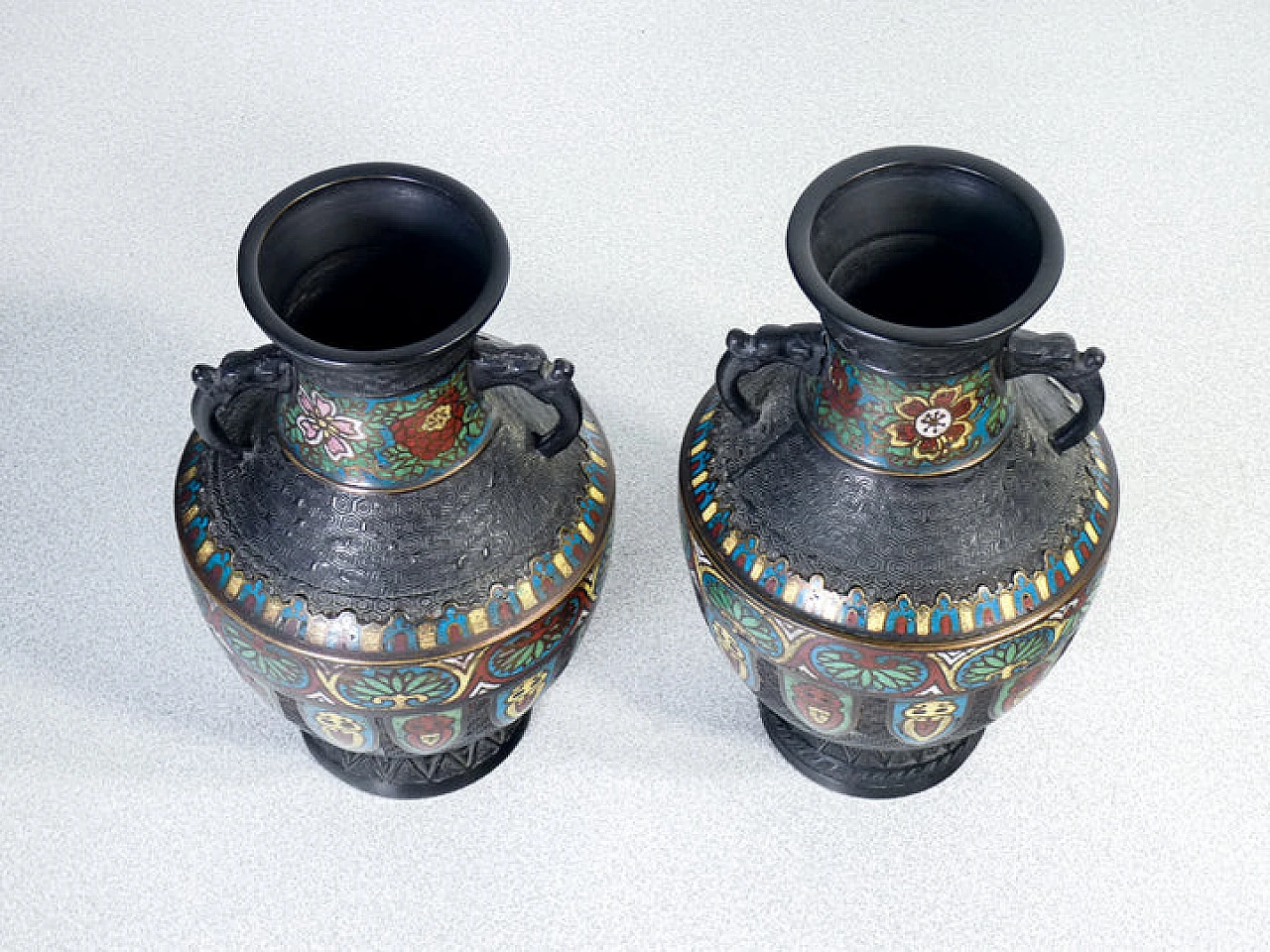 Coppia di vasi giapponesi in bronzo e smalto champlevé 4