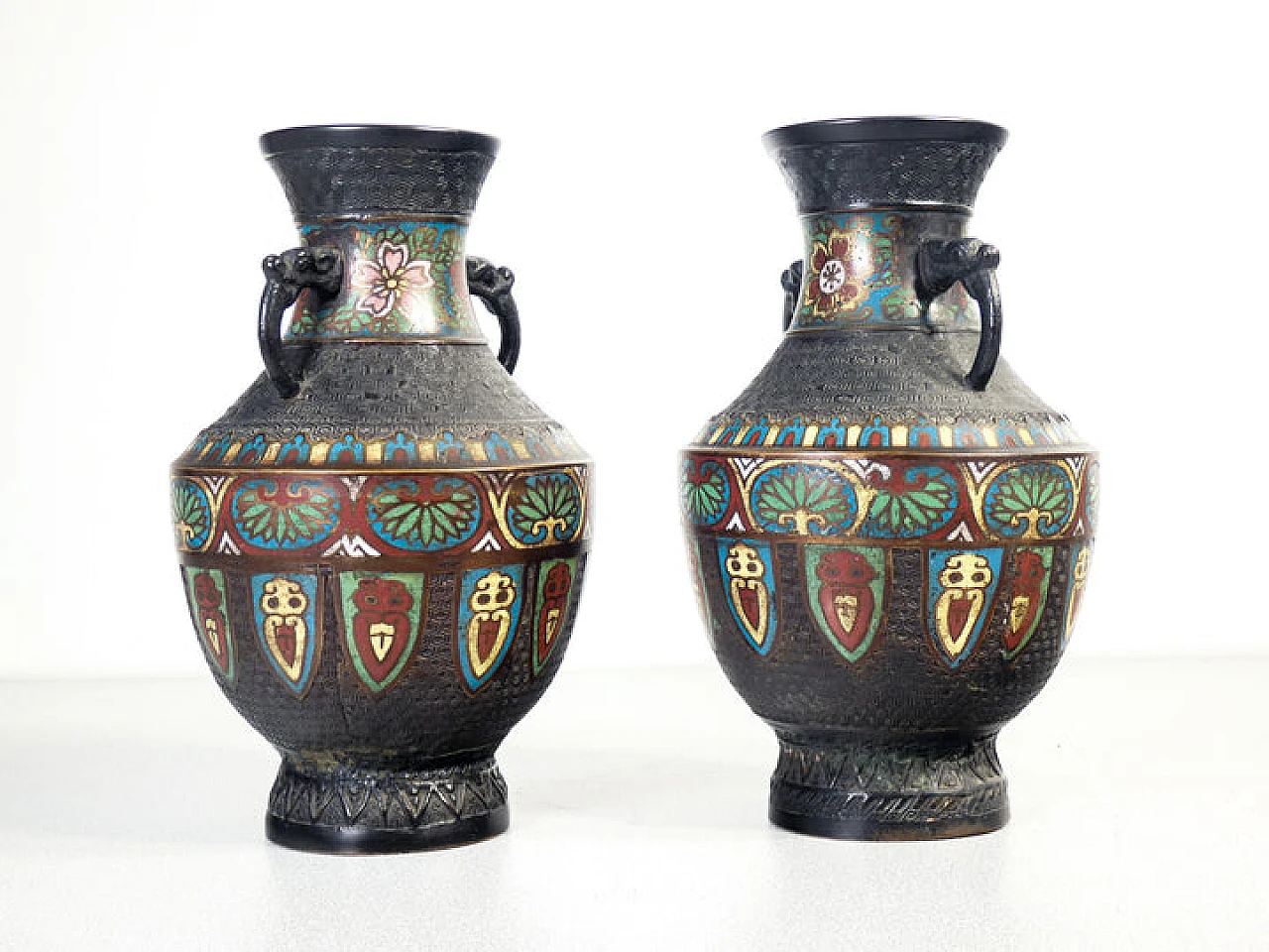 Coppia di vasi giapponesi in bronzo e smalto champlevé 5