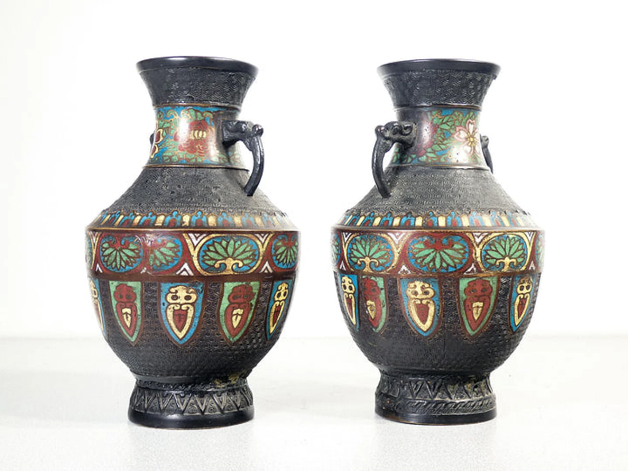Coppia di vasi giapponesi in bronzo e smalto champlevé 6