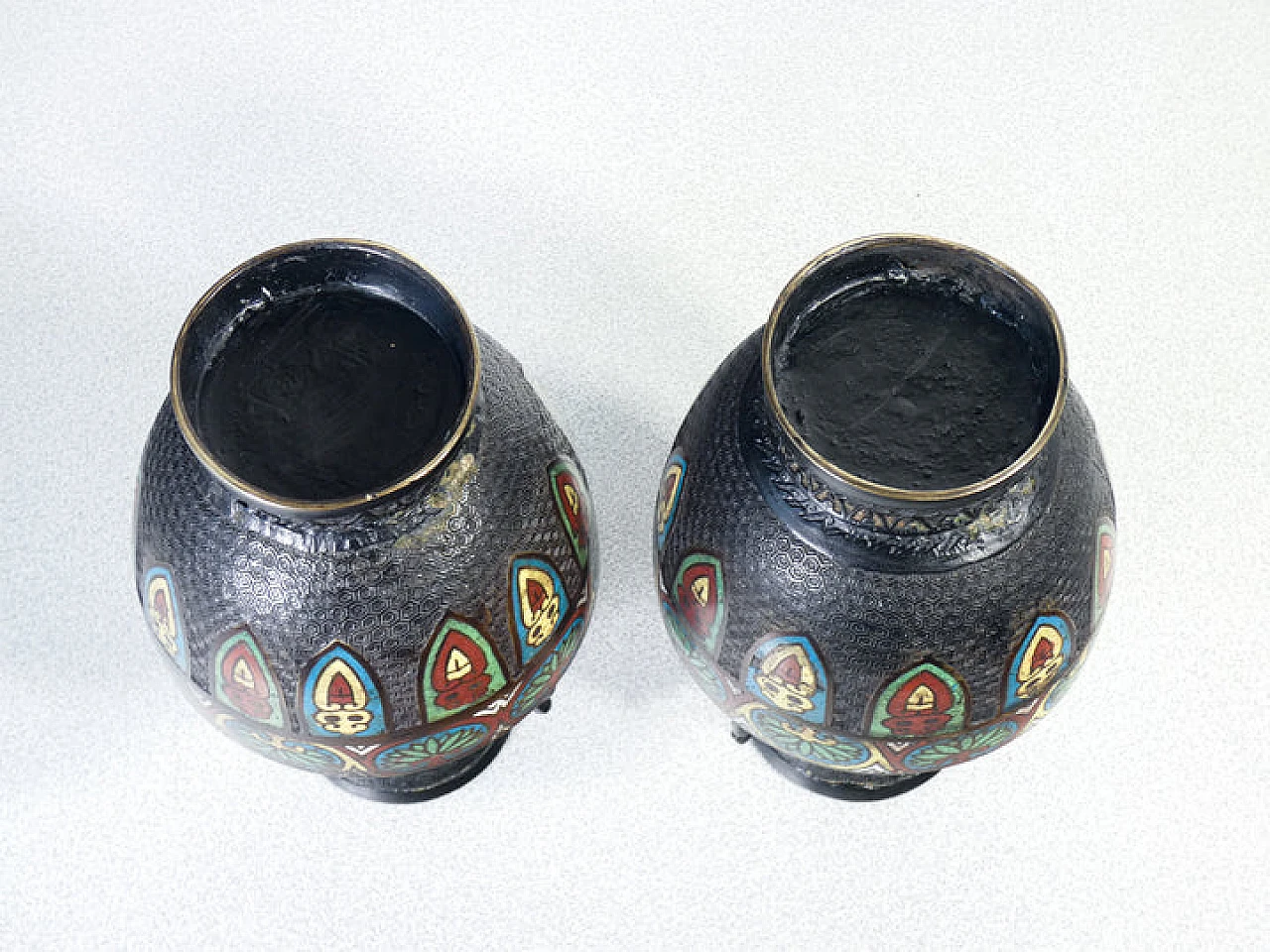 Coppia di vasi giapponesi in bronzo e smalto champlevé 10