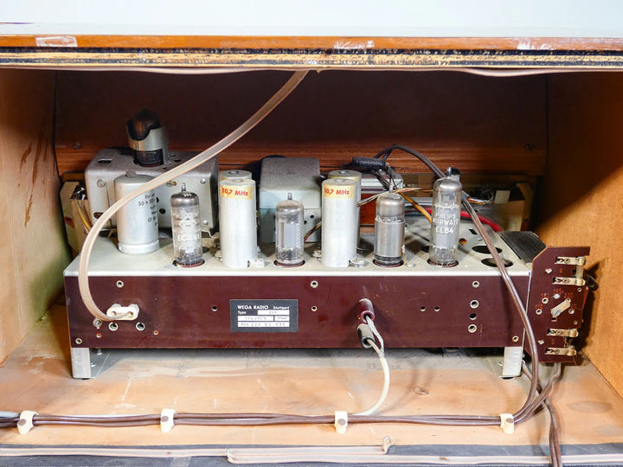 Wega 224 radio cabinet with turntable, 1960s 16