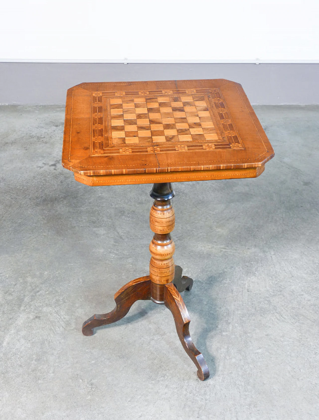 Tavolino Luigi Filippo con piano intarsiato a scacchiera, '800 10