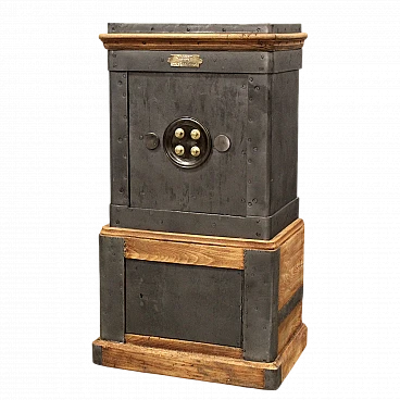 Iron and wood safe, late 19th century | intOndo