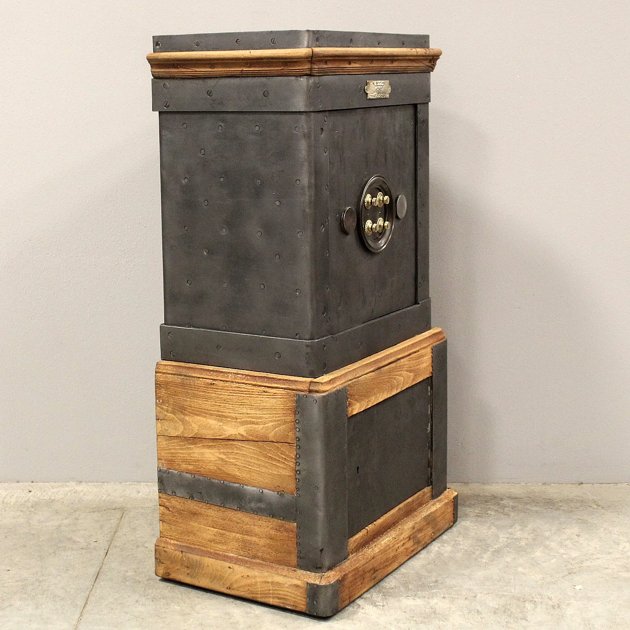 Iron and wood safe, late 19th century 7