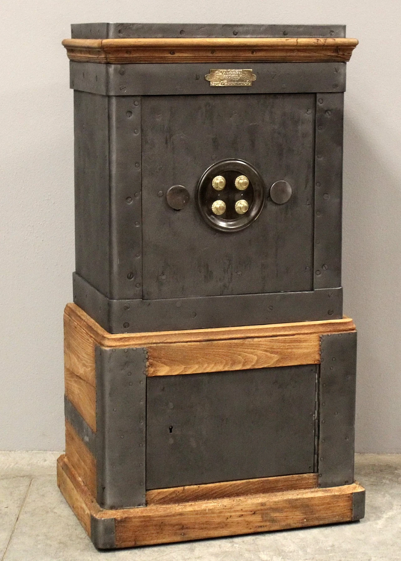Iron and wood safe, late 19th century 8