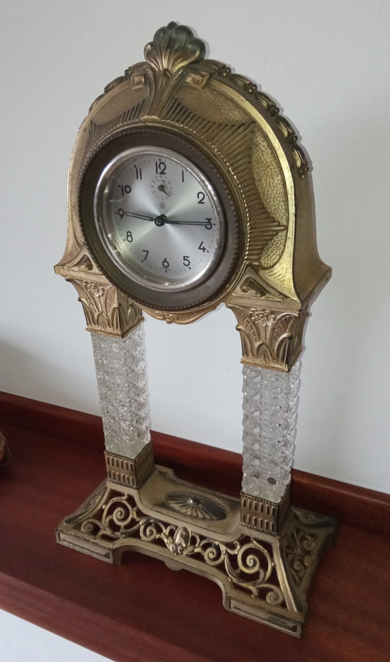 Orologio da tavolo in bronzo e cristallo con decorazioni, anni '40 1