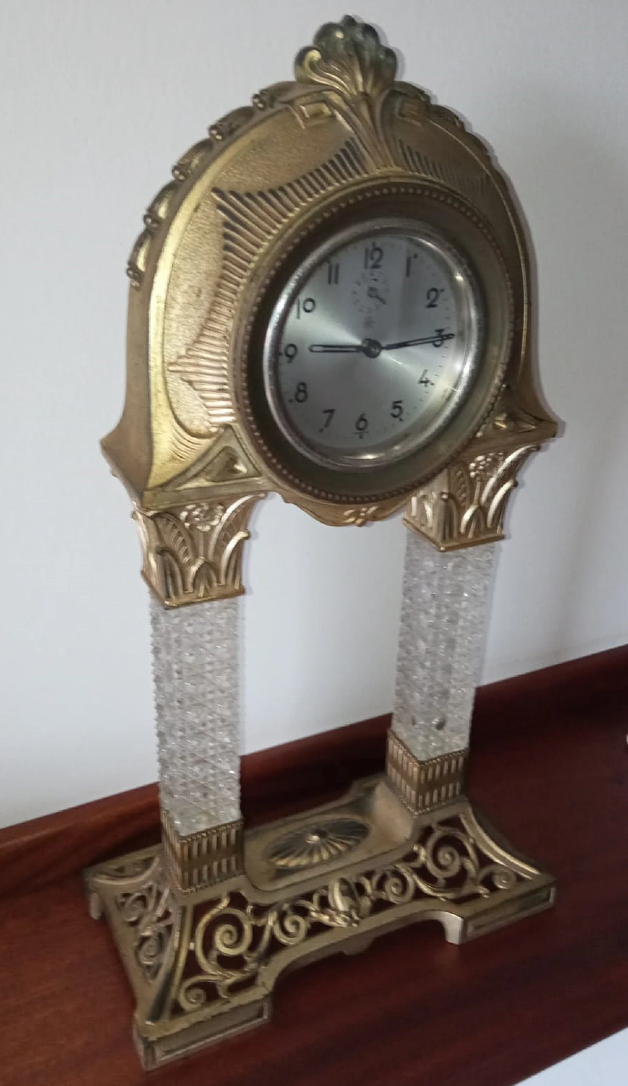 Orologio da tavolo in bronzo e cristallo con decorazioni, anni '40 3
