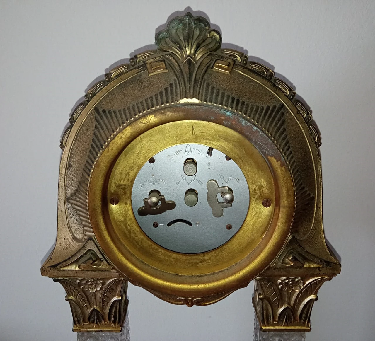 Orologio da tavolo in bronzo e cristallo con decorazioni, anni '40 5