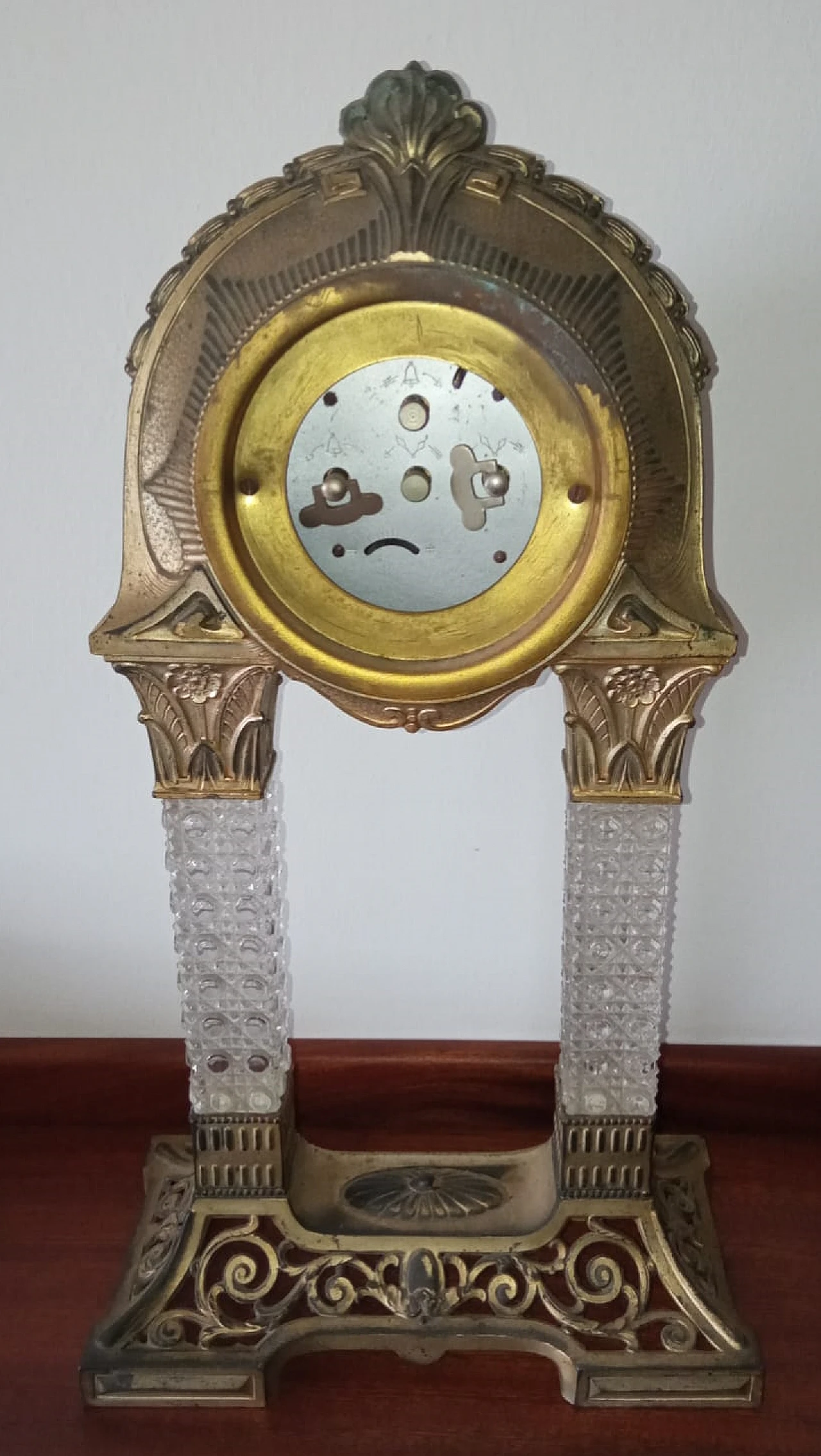 Orologio da tavolo in bronzo e cristallo con decorazioni, anni '40 9