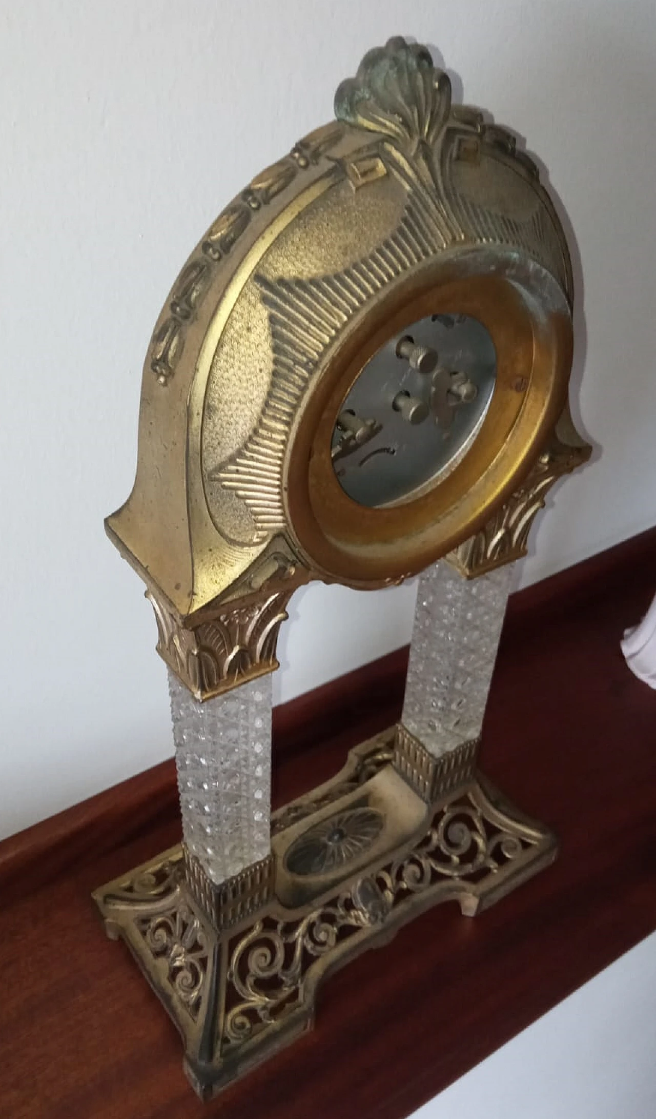 Orologio da tavolo in bronzo e cristallo con decorazioni, anni '40 11