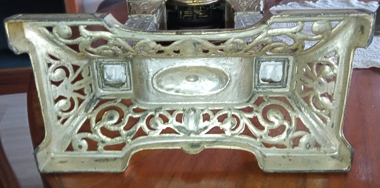 Orologio da tavolo in bronzo e cristallo con decorazioni, anni '40 13