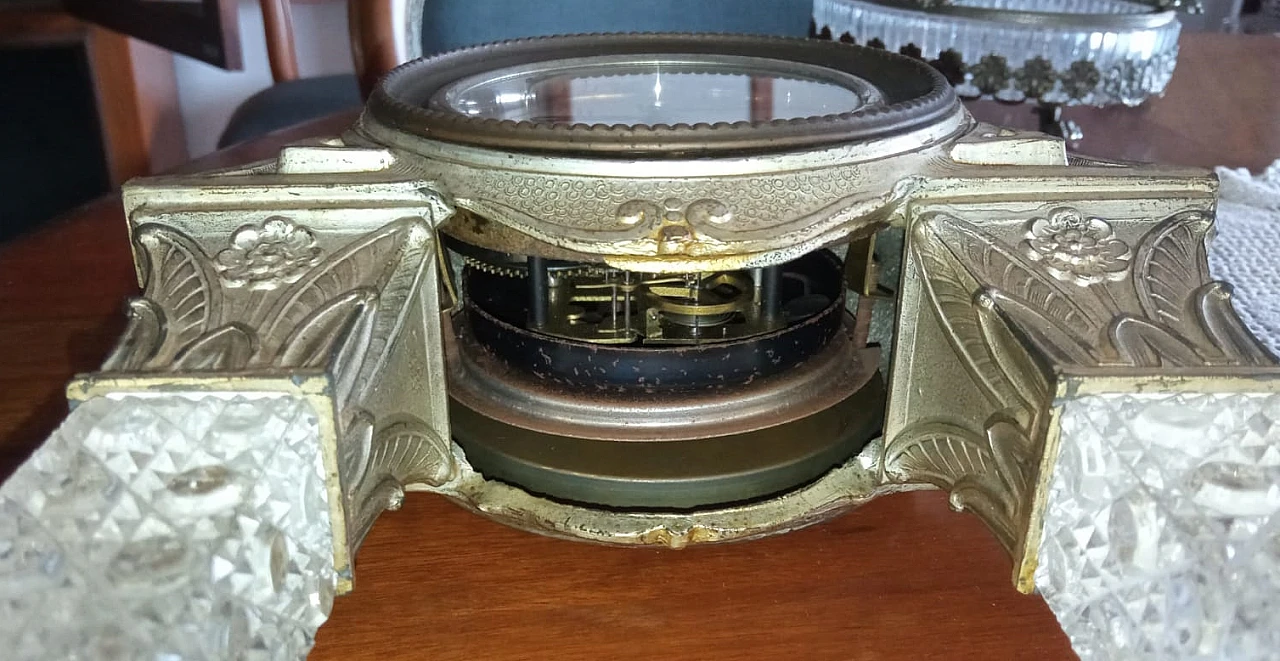 Orologio da tavolo in bronzo e cristallo con decorazioni, anni '40 14
