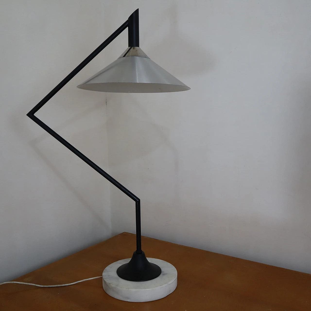 Lampada in acciaio con base in marmo in stile Sarfatti, anni '70 1