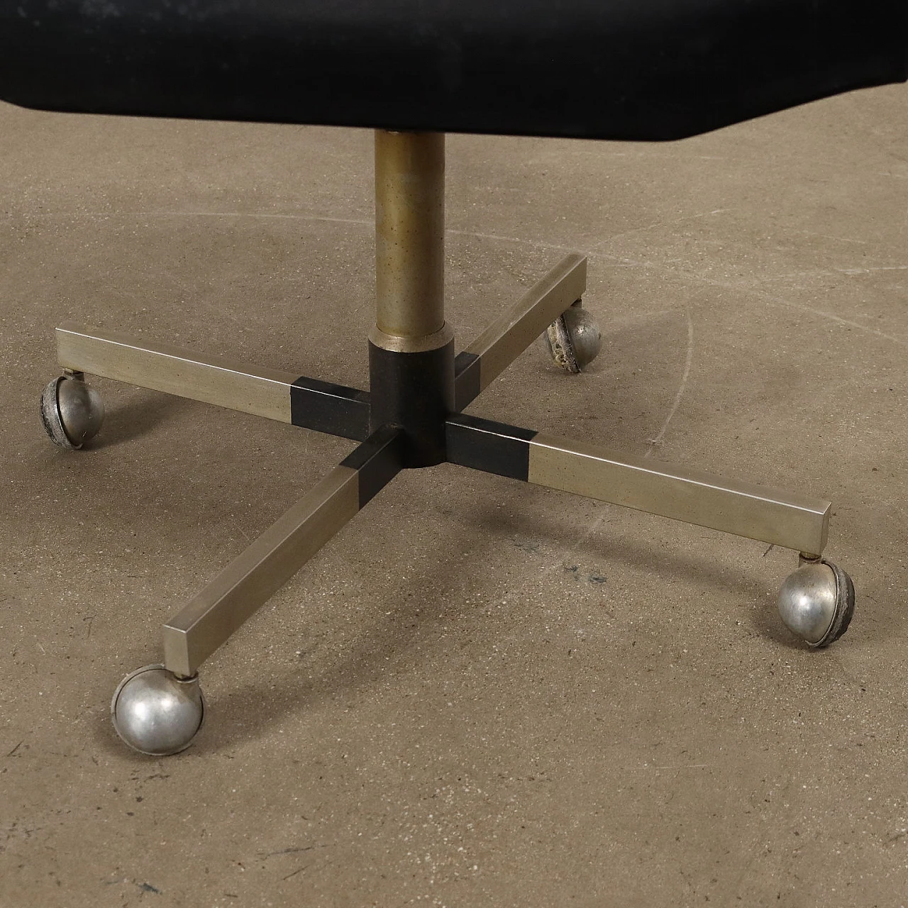 Swivel armchair in leatherette and aluminium, 1960s 7