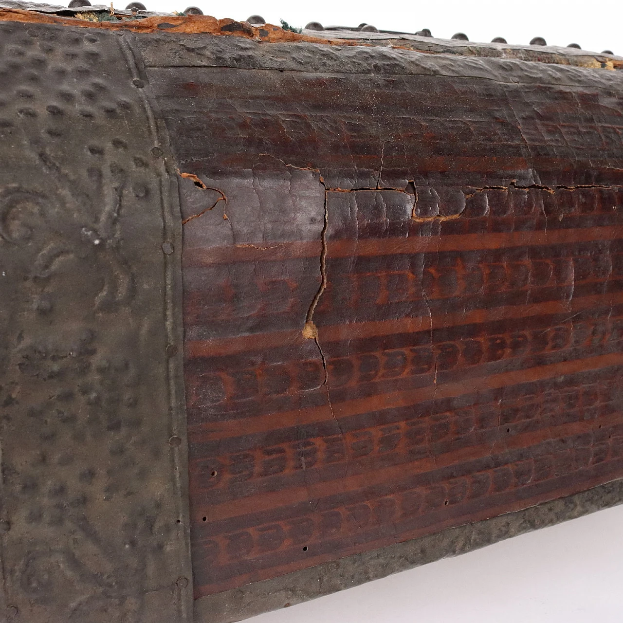 Cofanetto da viaggio in legno rivestito da bandelle in lamina di ferro, metà '600 8