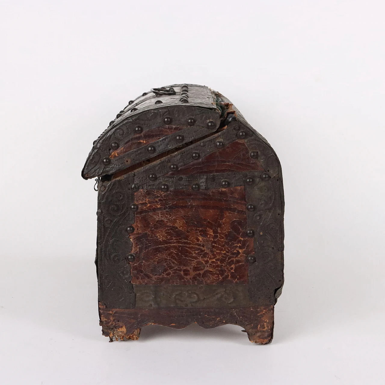Cofanetto da viaggio in legno rivestito da bandelle in lamina di ferro, metà '600 9
