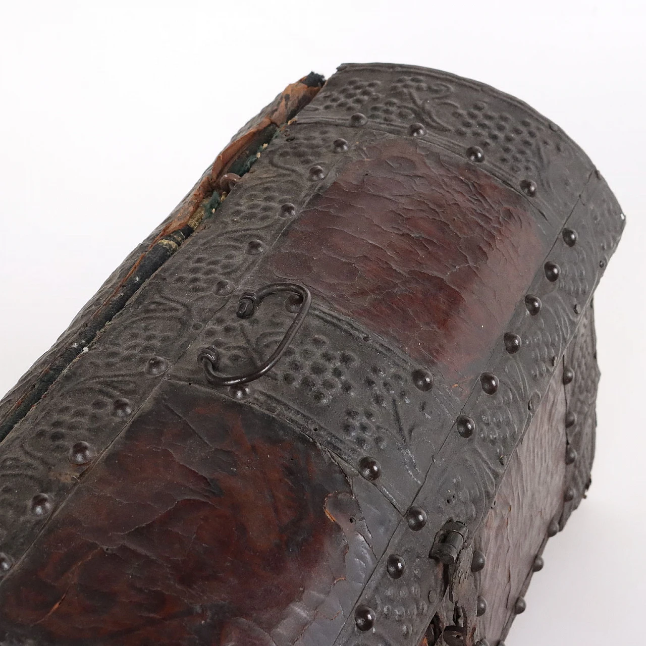 Cofanetto da viaggio in legno rivestito da bandelle in lamina di ferro, metà '600 10