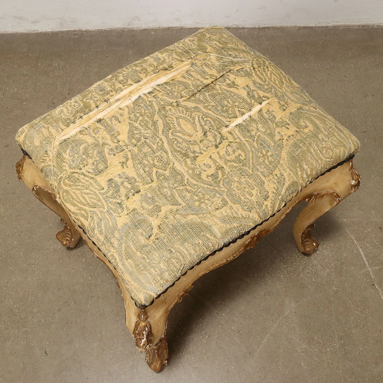 Pair of gilded wood poufs with brocade fabric, 19th century 5