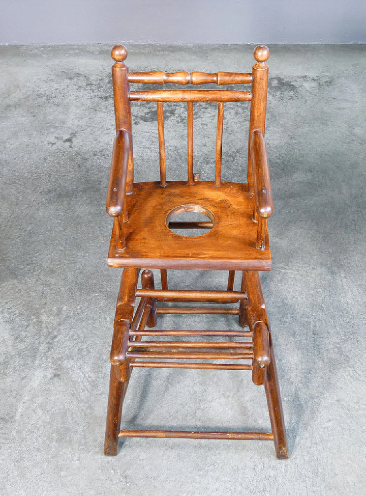 Walnut high chair convertible into potty, 19th century 3