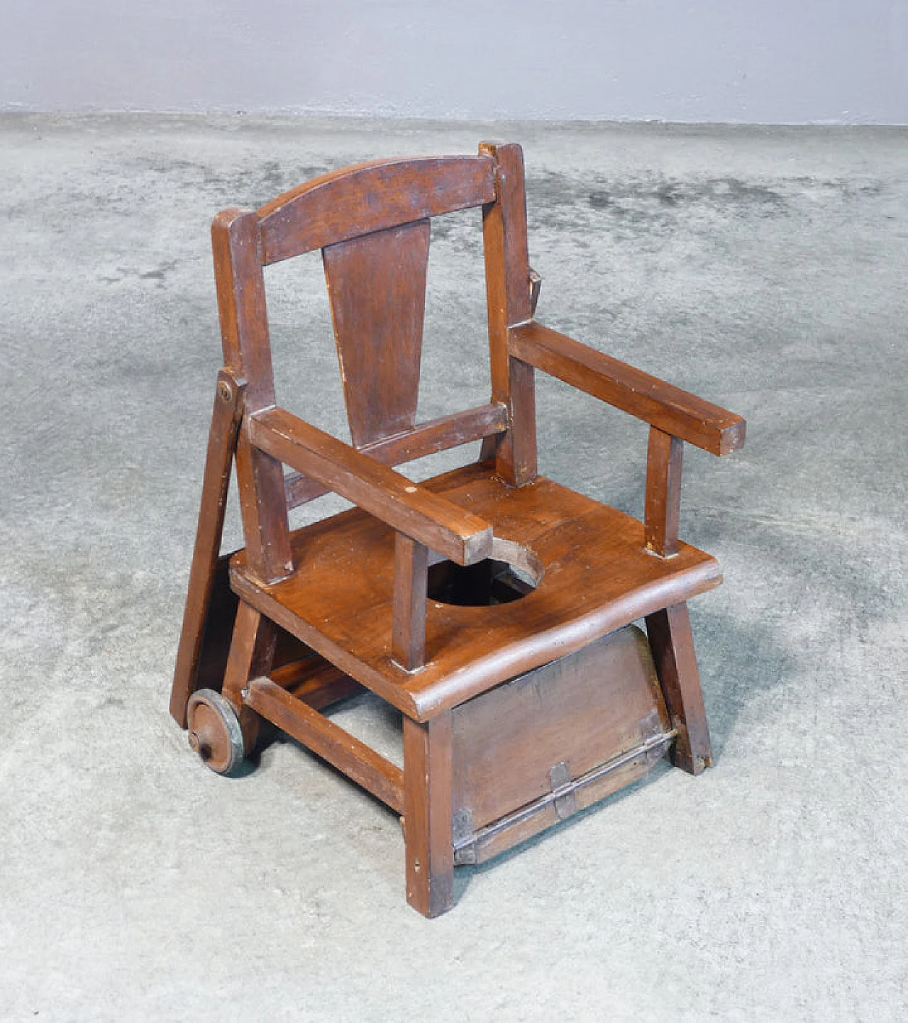 Walnut adjustable high chair/potty, 19th century 2