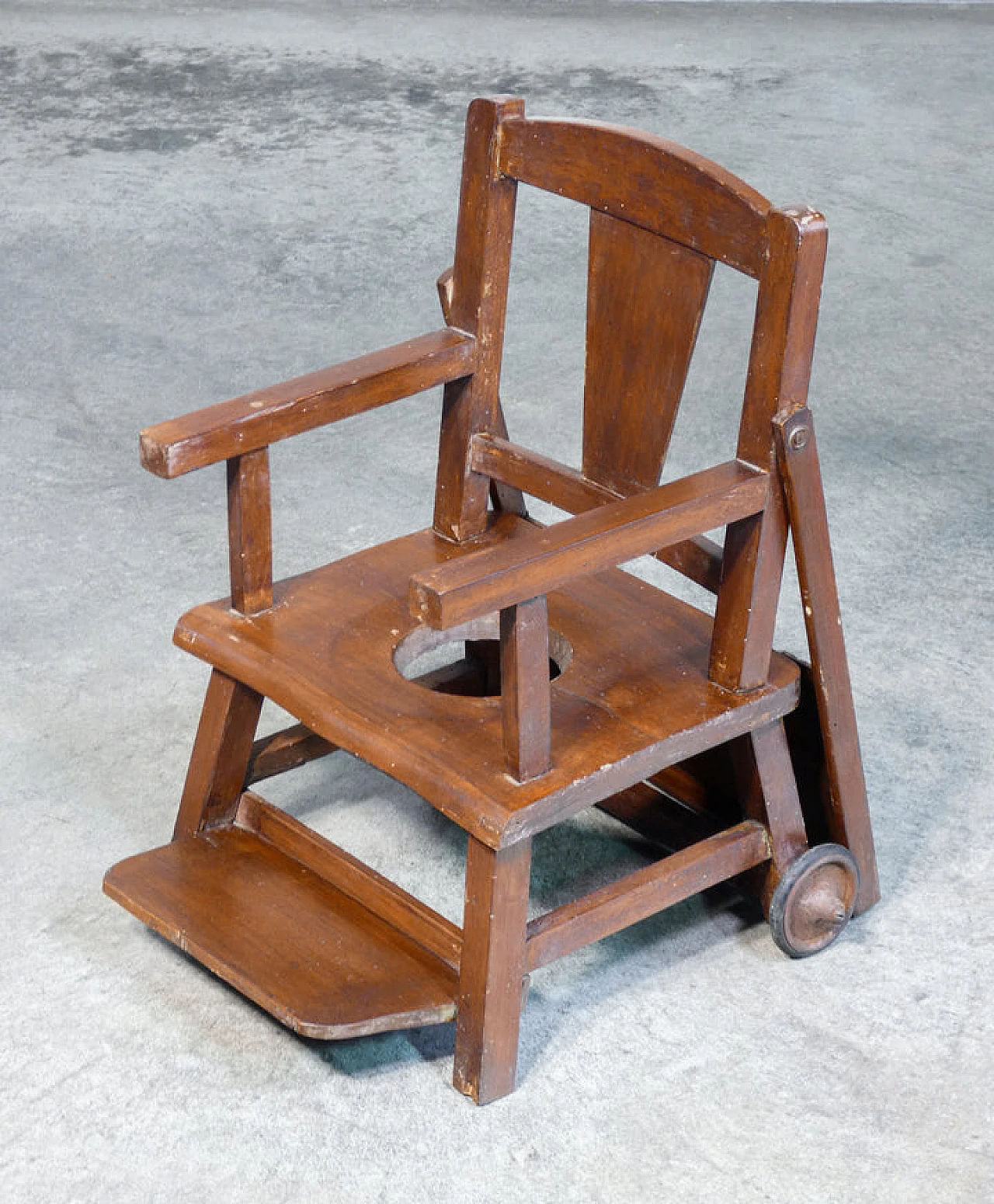 Walnut adjustable high chair/potty, 19th century 8