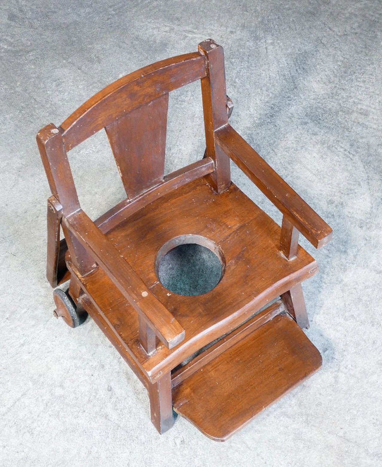 Walnut adjustable high chair/potty, 19th century 9