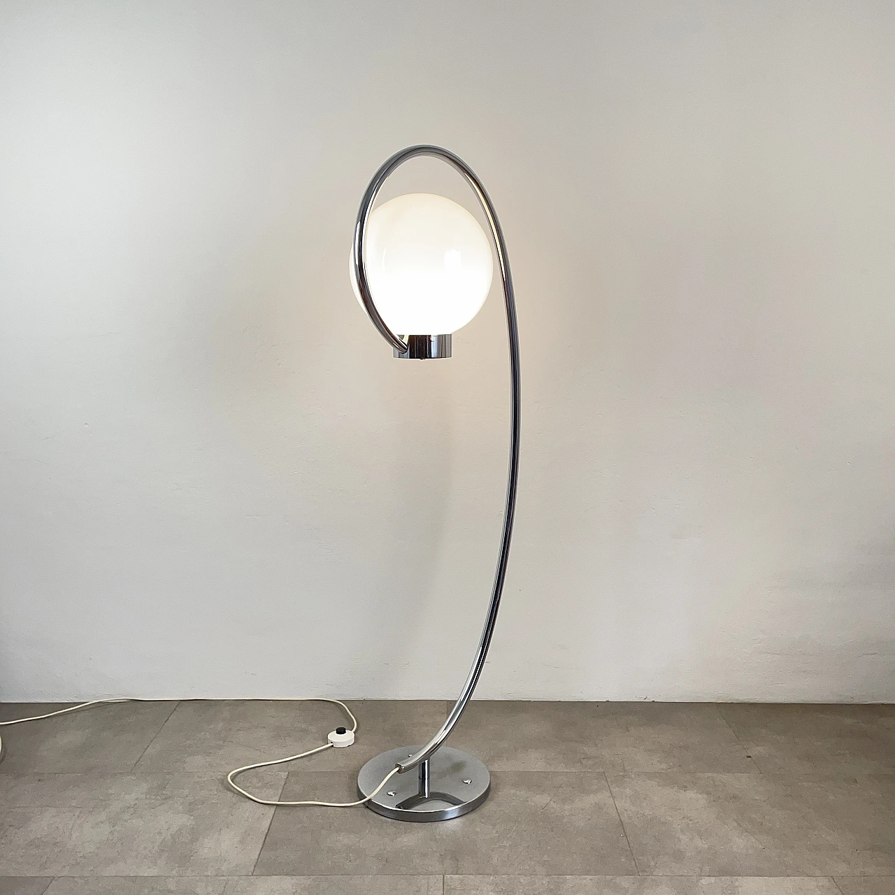 Floor lamp made of chrome-plated metal and opaline glass, 1970s 3
