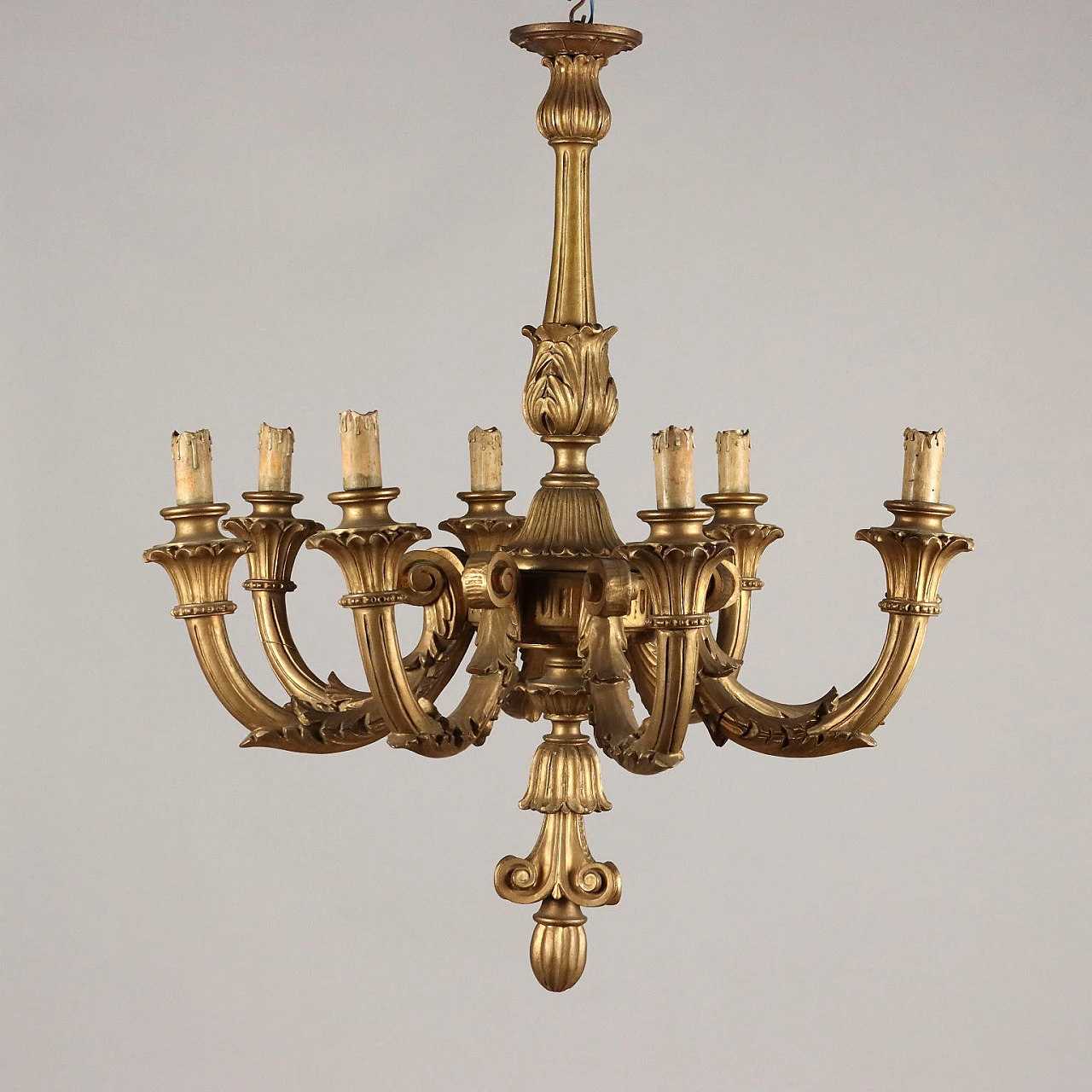 Lampadario stile Neoclassico a otto luci in legno intagliato e dorato 1