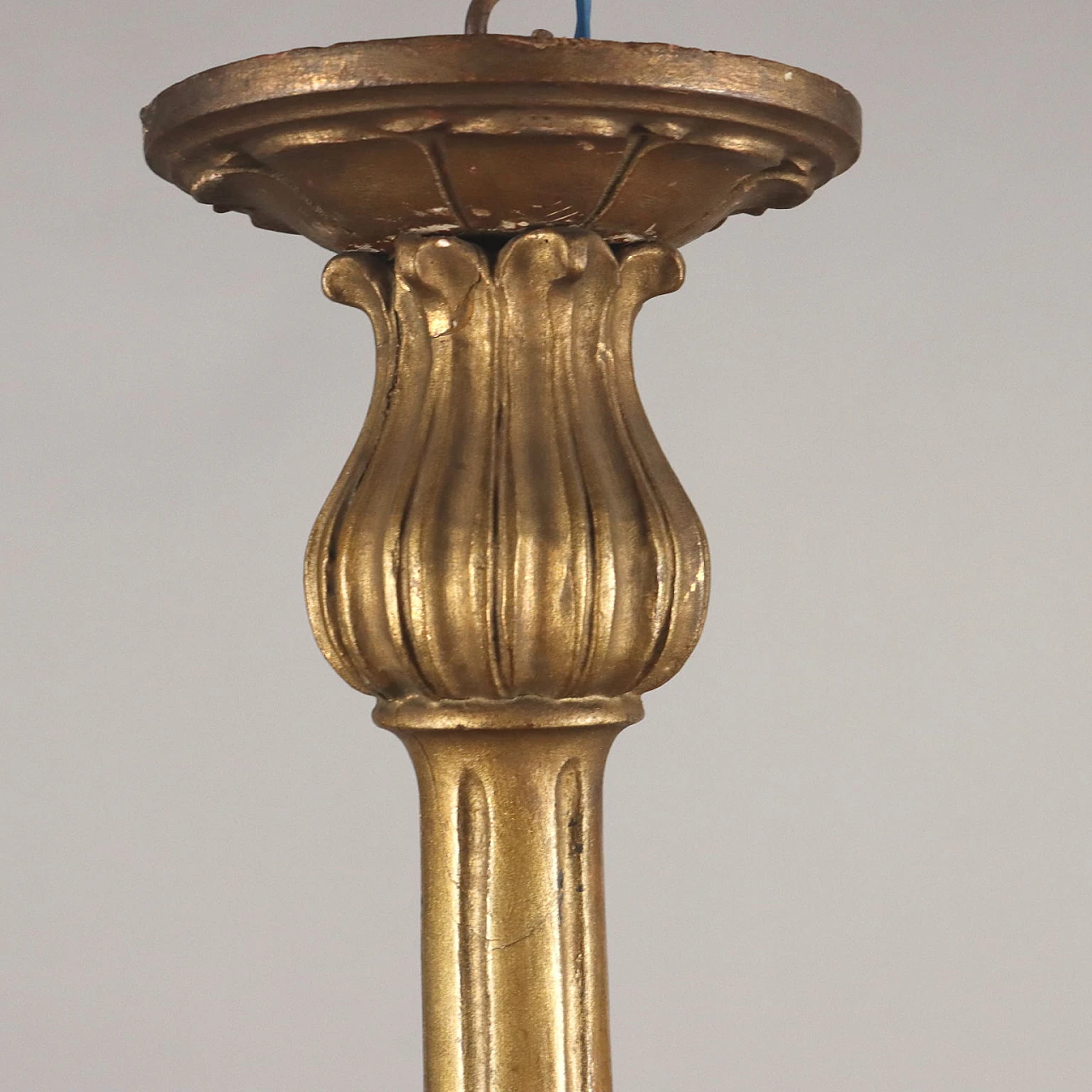 Lampadario stile Neoclassico a otto luci in legno intagliato e dorato 3