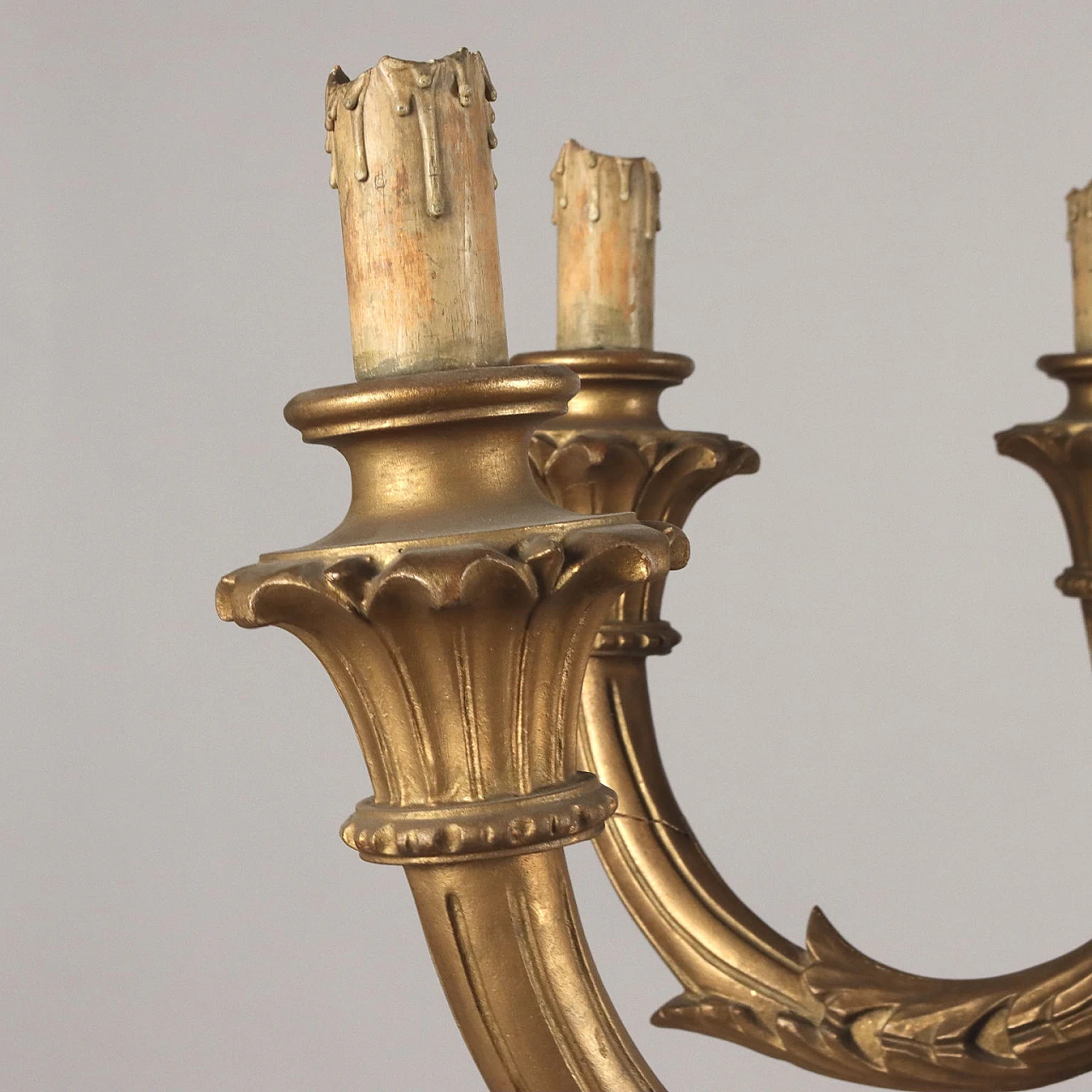 Lampadario stile Neoclassico a otto luci in legno intagliato e dorato 4