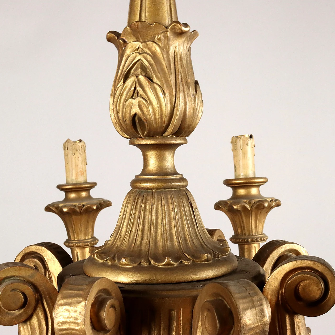 Lampadario stile Neoclassico a otto luci in legno intagliato e dorato 5